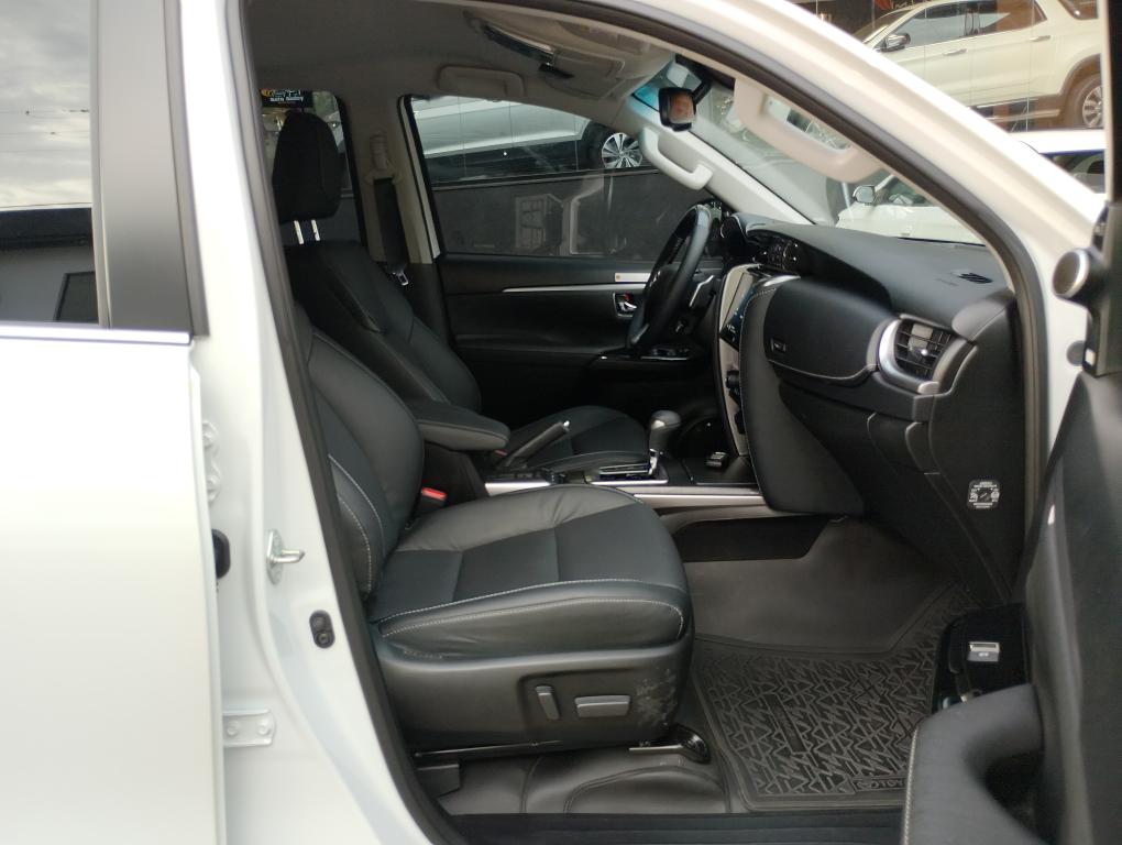 TOYOTA Hilux SW4 - Foto