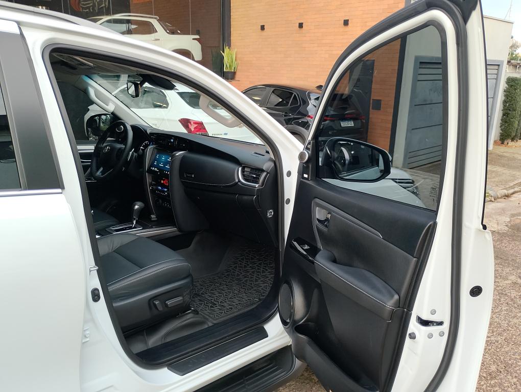 TOYOTA Hilux SW4 - Foto