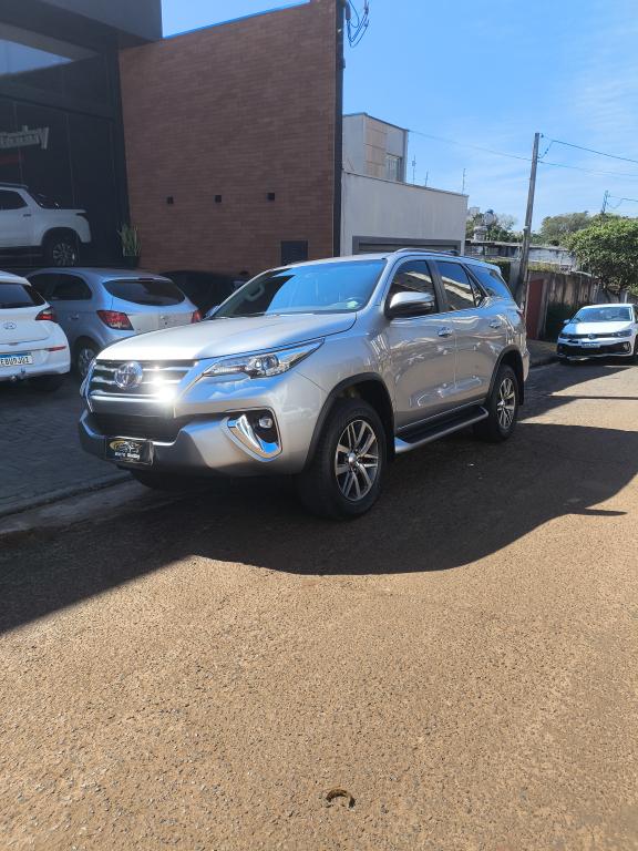 TOYOTA Hilux SW4 - Foto