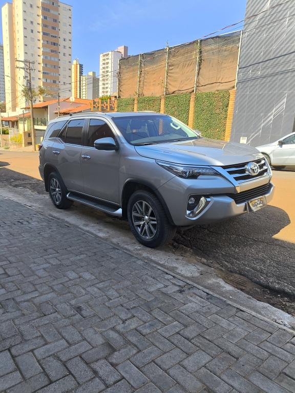 TOYOTA Hilux SW4 - Foto