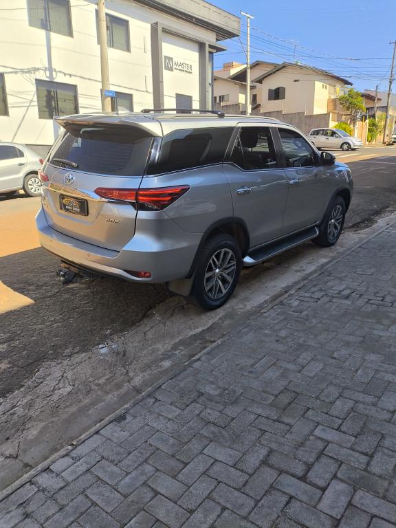 TOYOTA Hilux SW4 - Foto