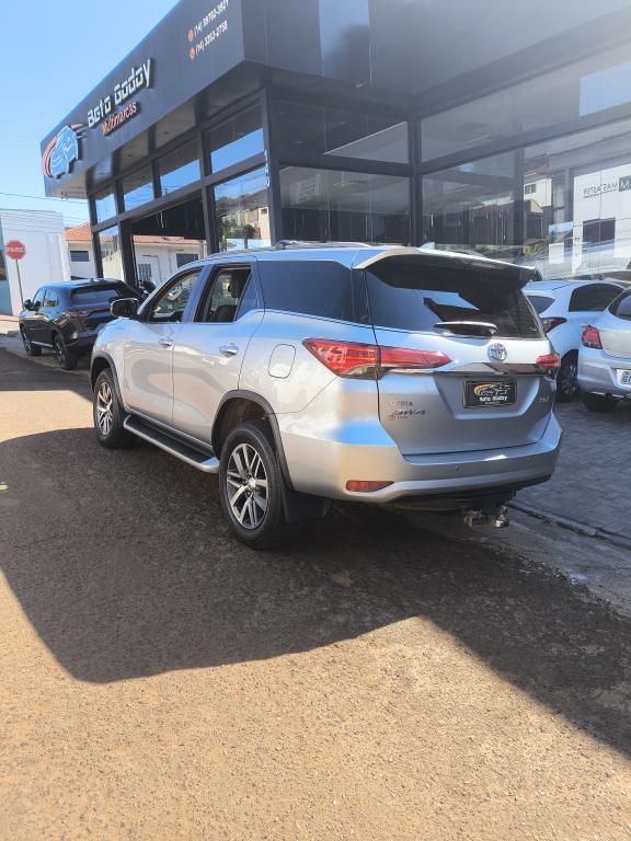 TOYOTA Hilux SW4 - Foto