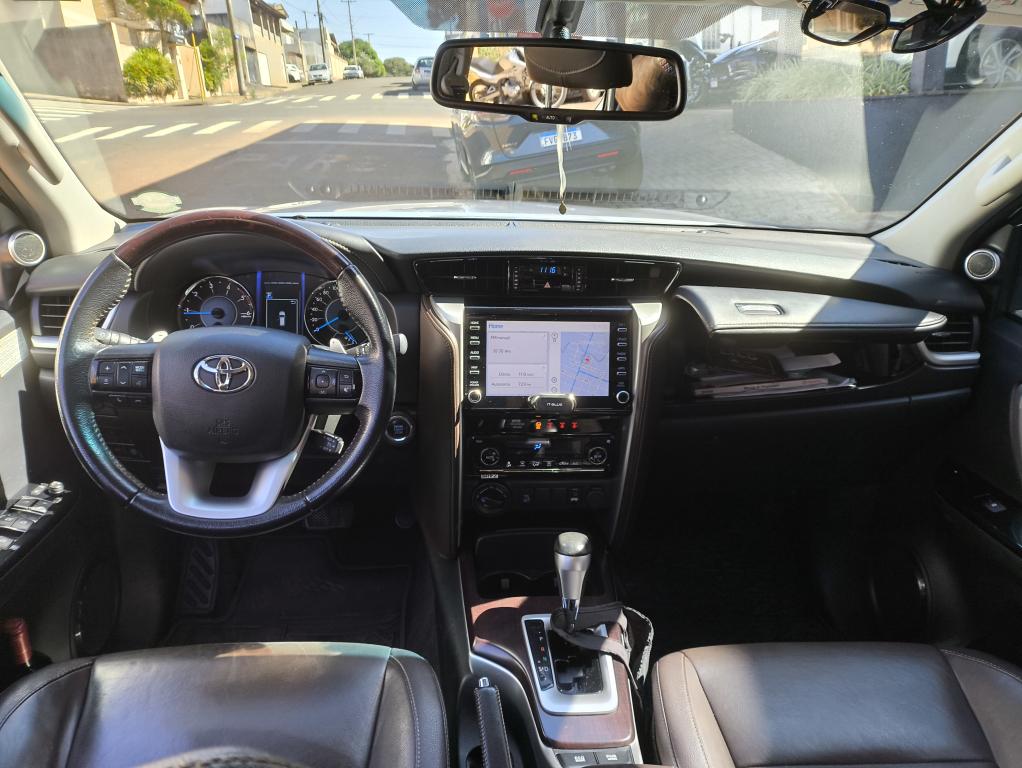 TOYOTA Hilux SW4 - Foto
