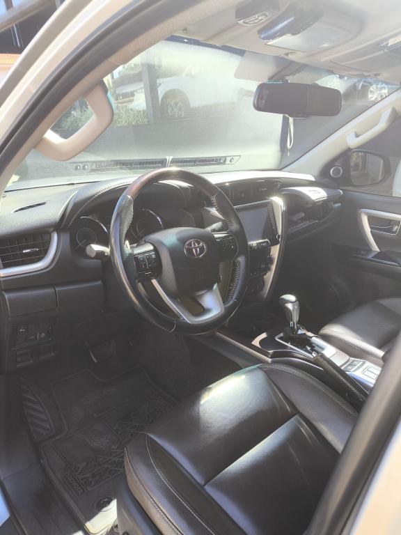 TOYOTA Hilux SW4 - Foto