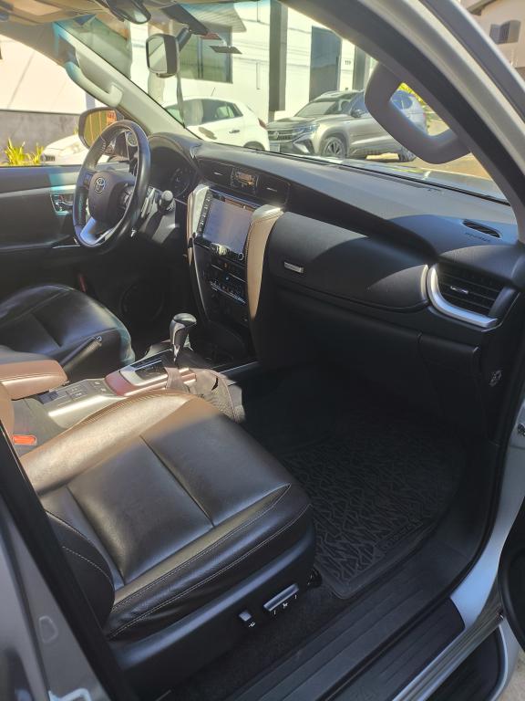 TOYOTA Hilux SW4 - Foto