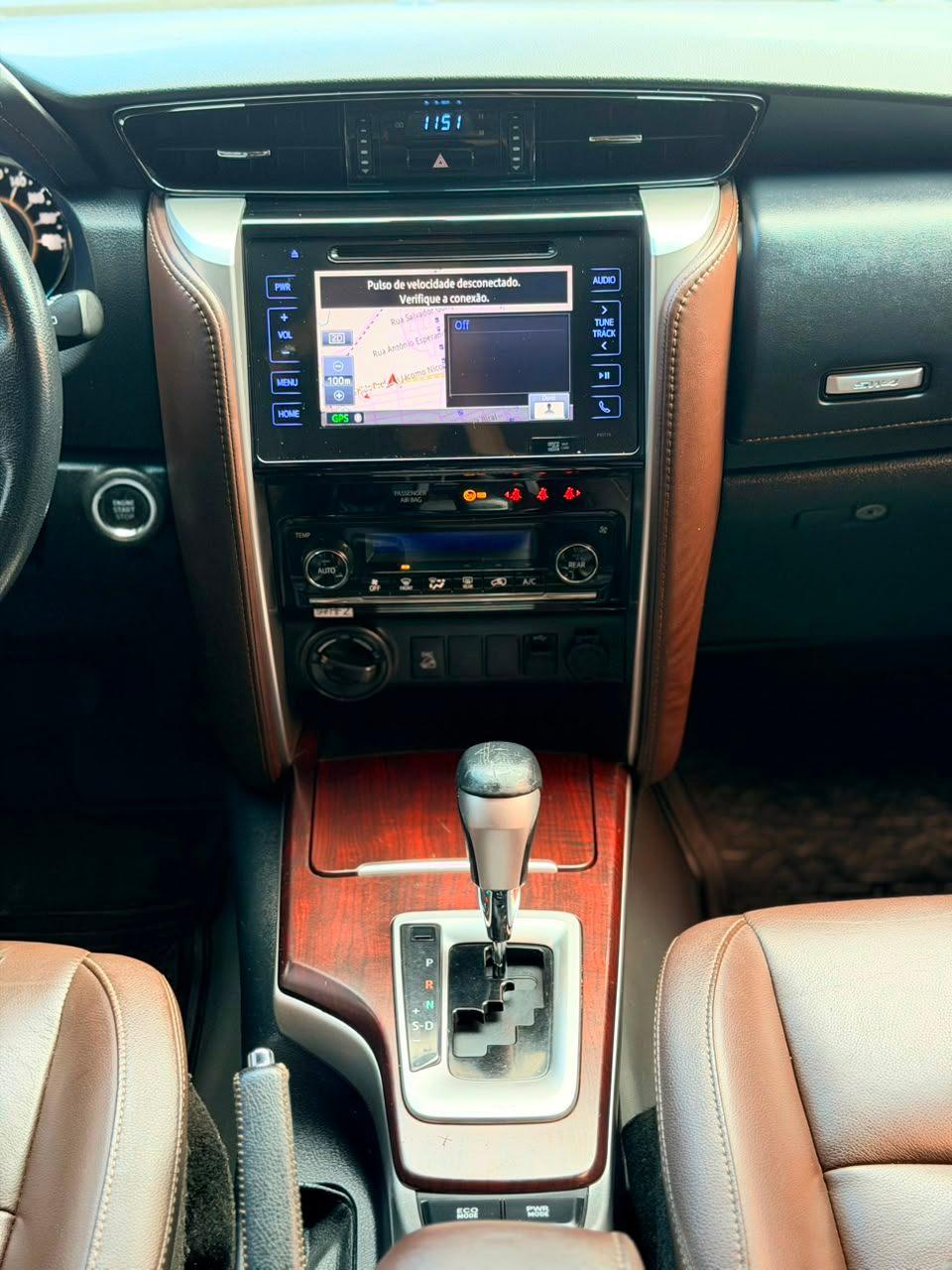 TOYOTA Hilux SW4 - Foto
