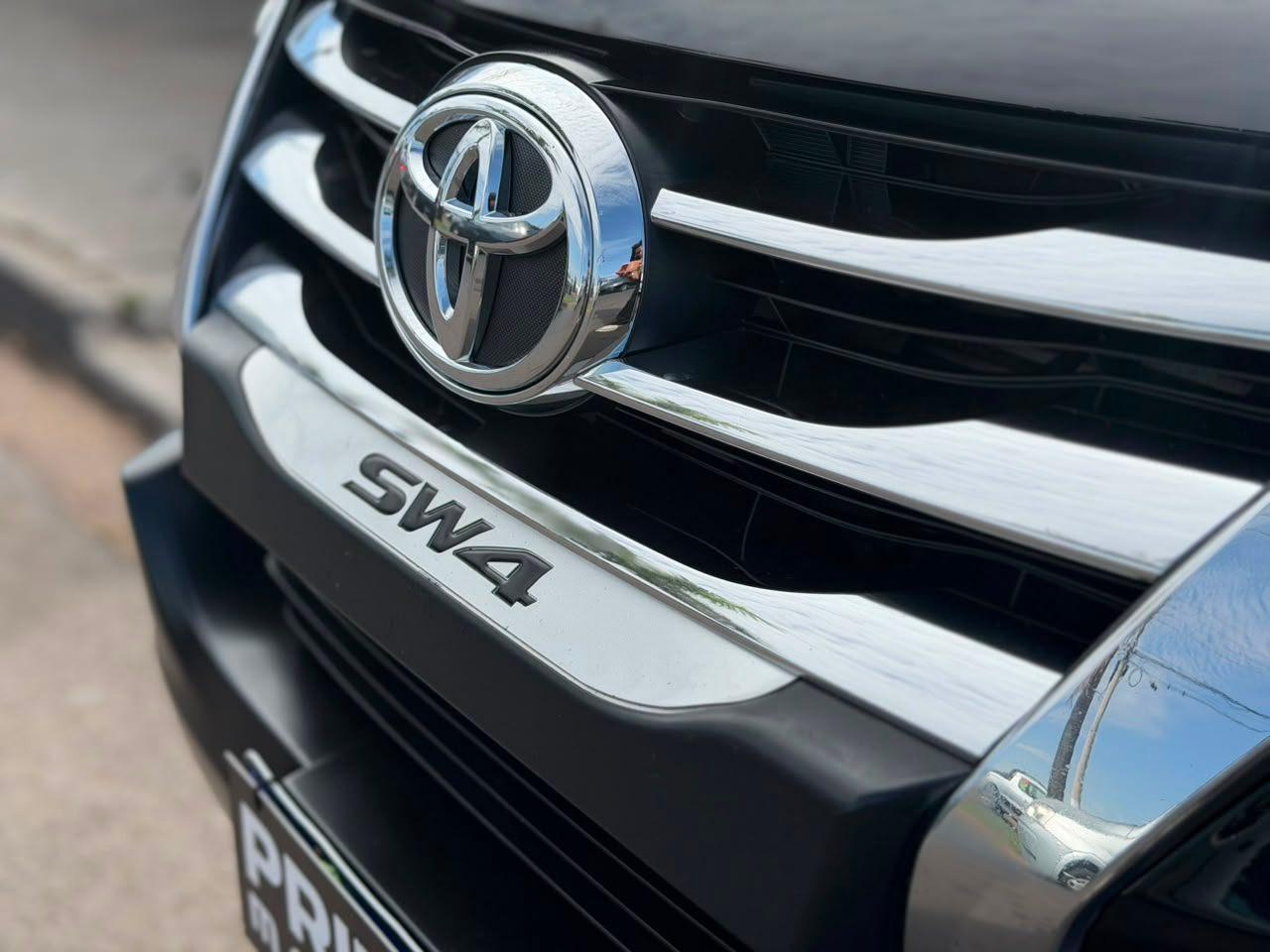 TOYOTA Hilux SW4 - Foto