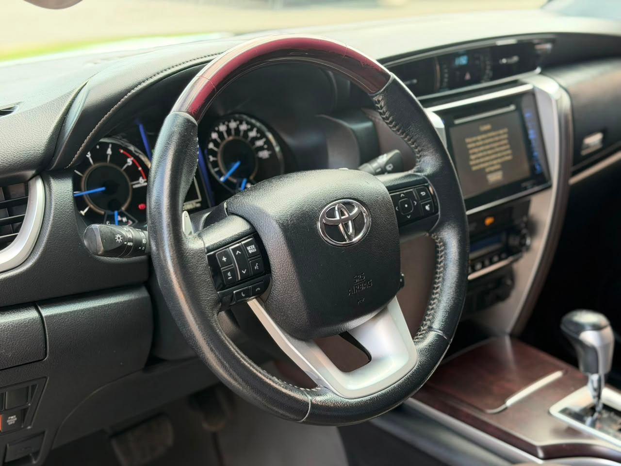 TOYOTA Hilux SW4 - Foto