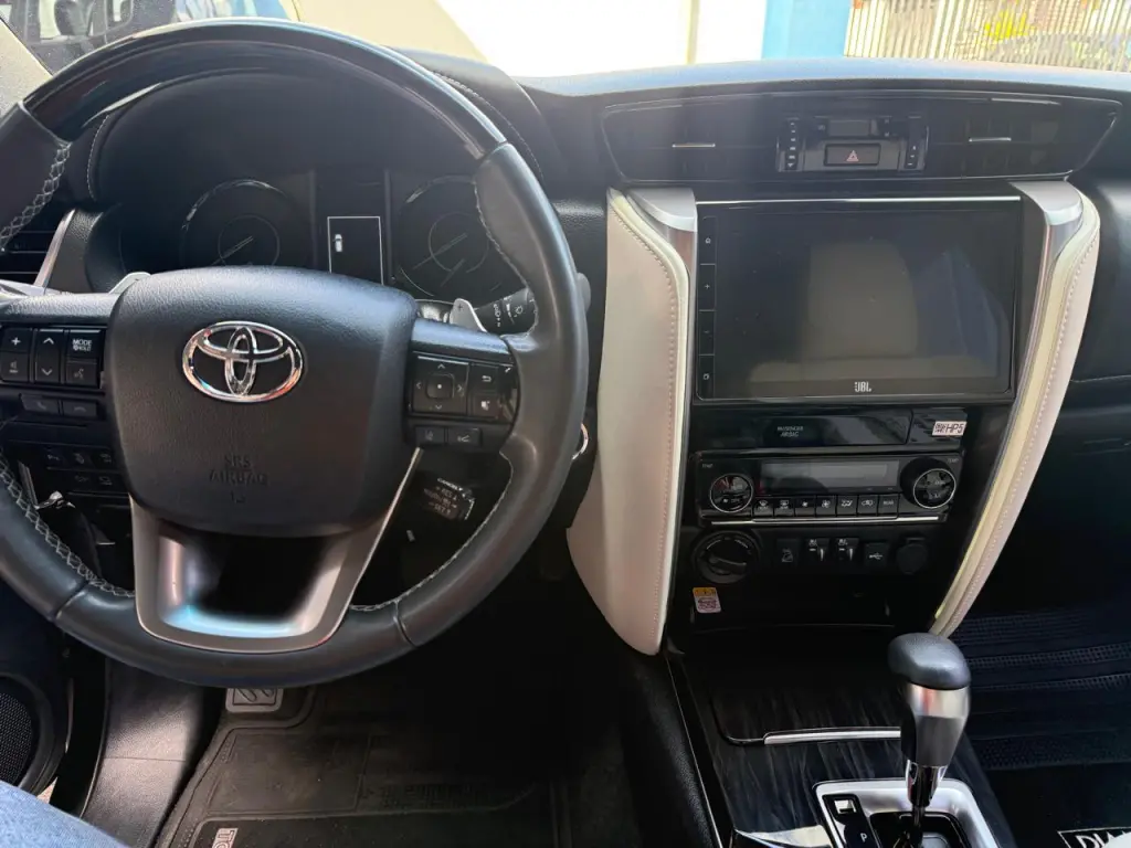 TOYOTA Hilux SW4 - Foto