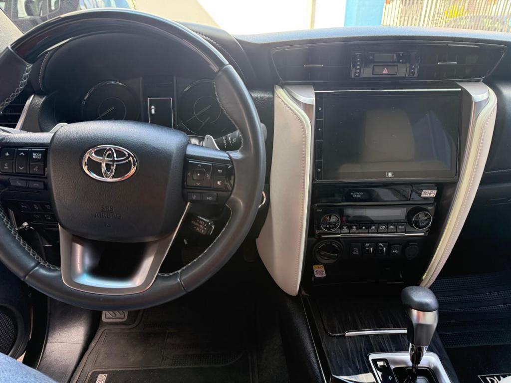 TOYOTA Hilux SW4 - Foto