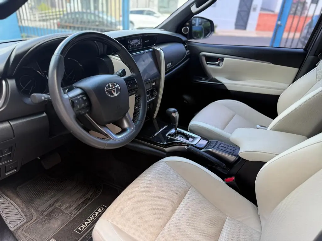 TOYOTA Hilux SW4 - Foto