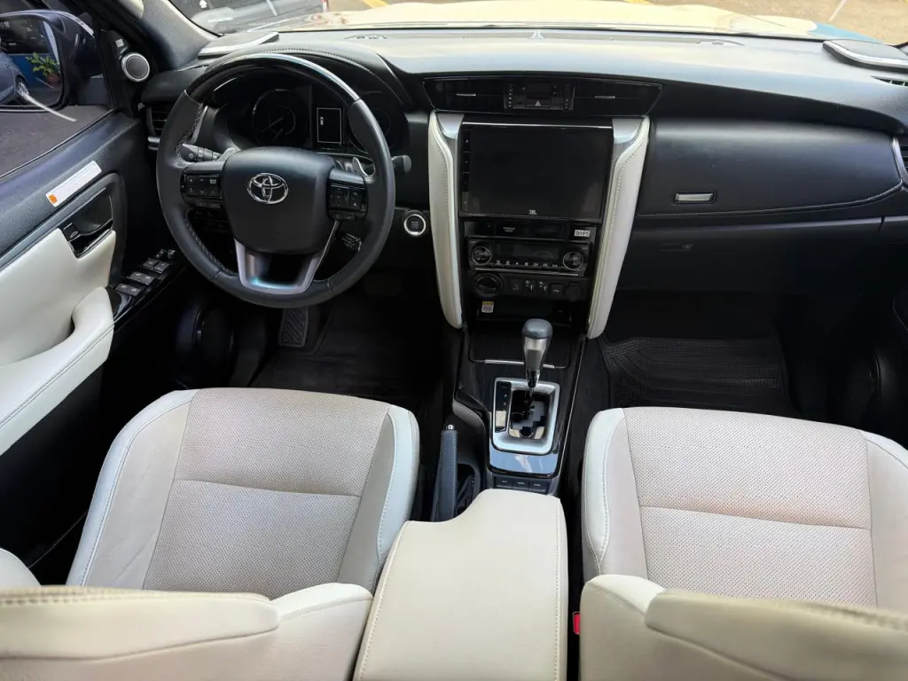 TOYOTA Hilux SW4 - Foto