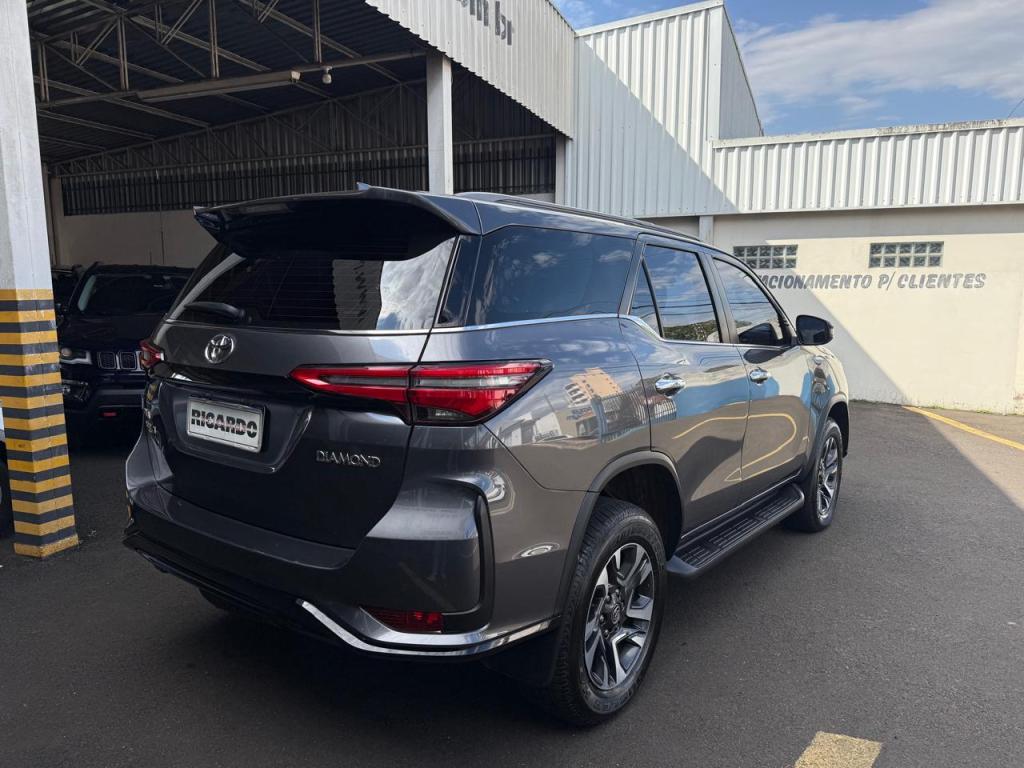 TOYOTA Hilux SW4 - Foto