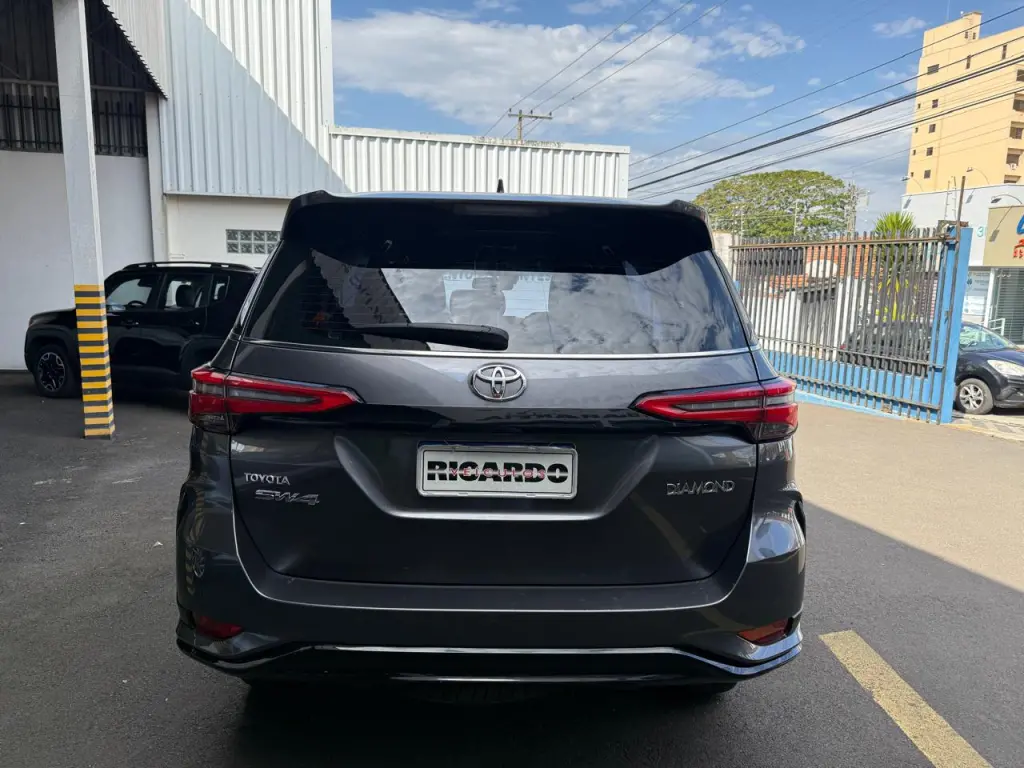 TOYOTA Hilux SW4 - Foto