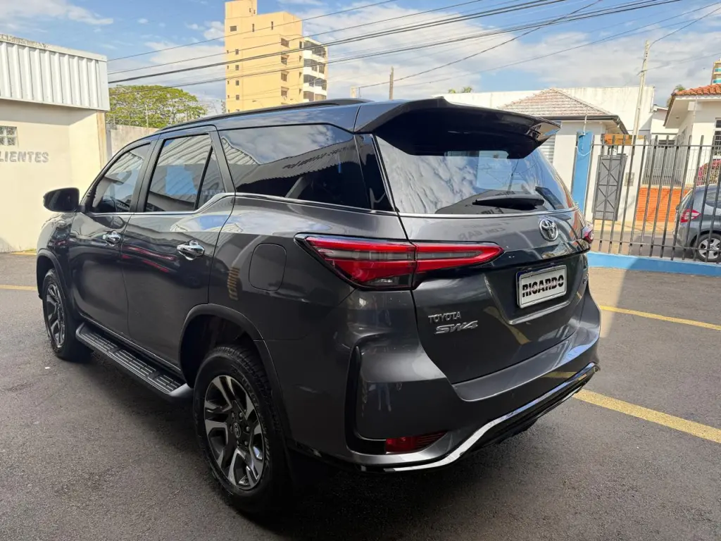 TOYOTA Hilux SW4 - Foto