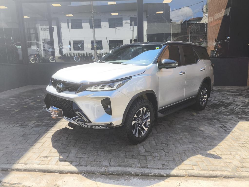 TOYOTA Hilux SW4 - Foto