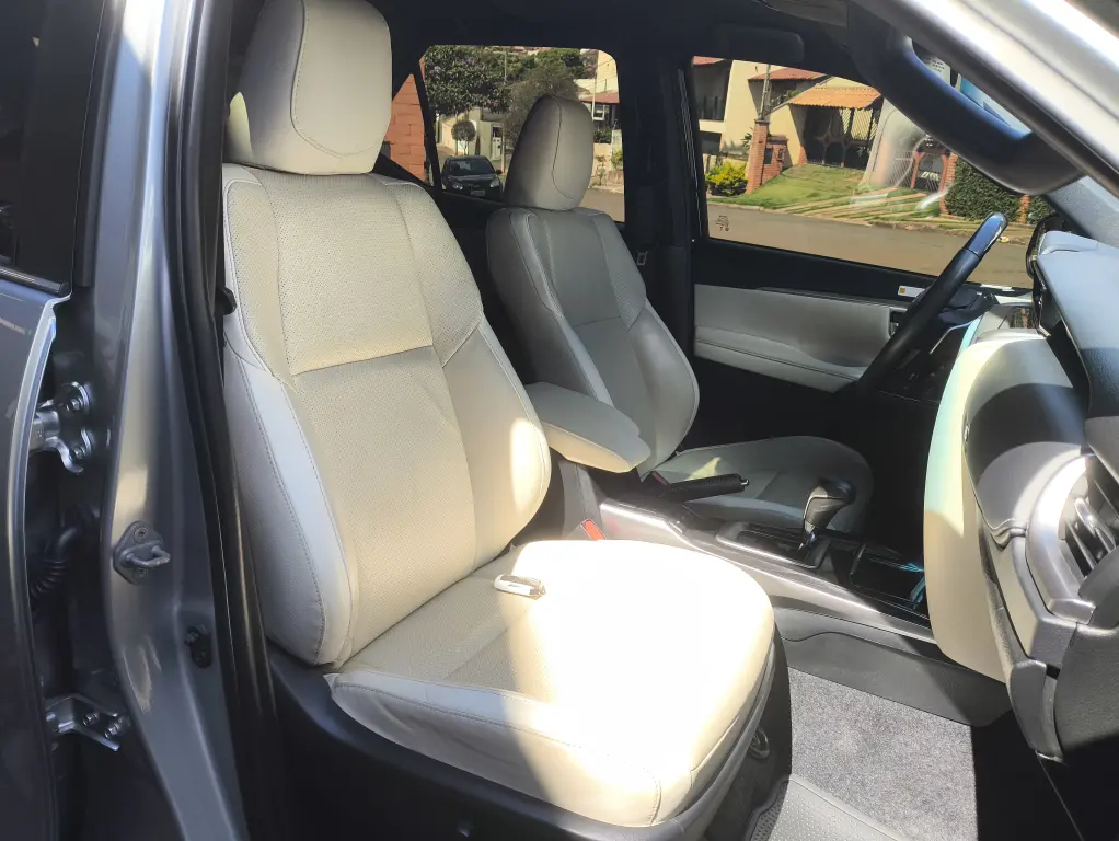 TOYOTA Hilux SW4 - Foto