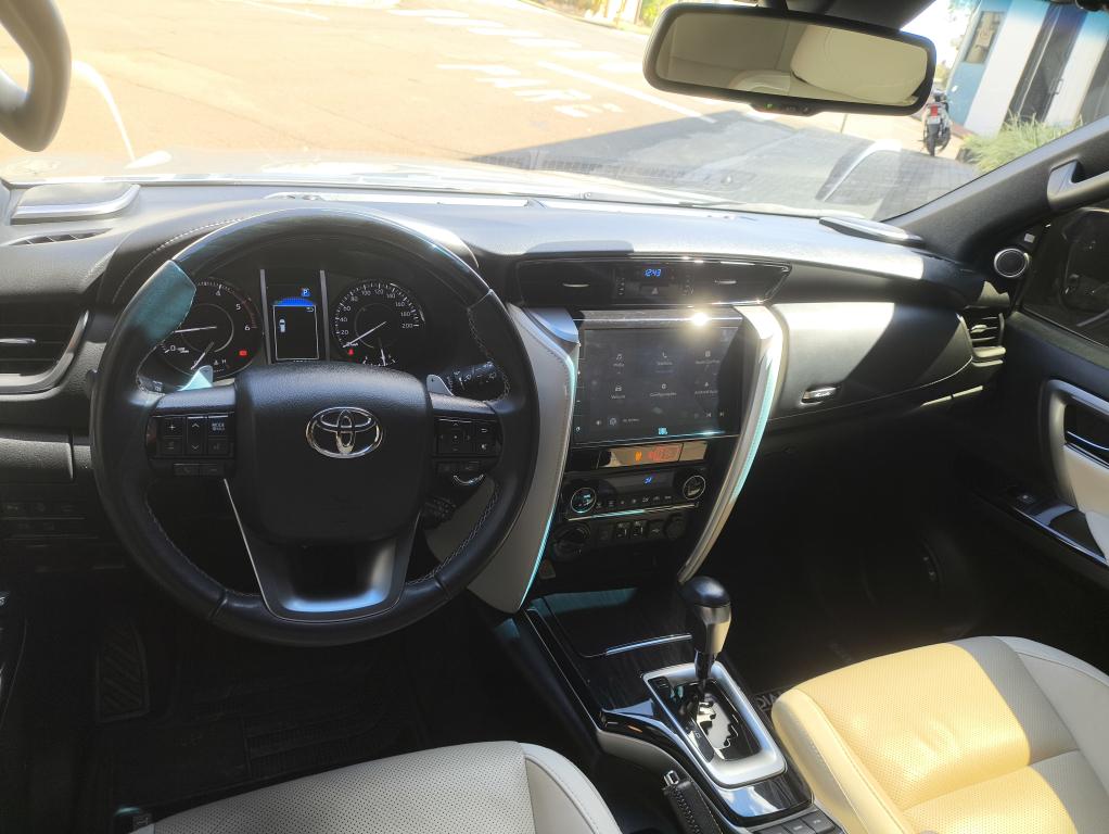 TOYOTA Hilux SW4 - Foto