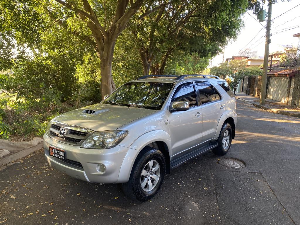 TOYOTA Hilux SW4 - Foto