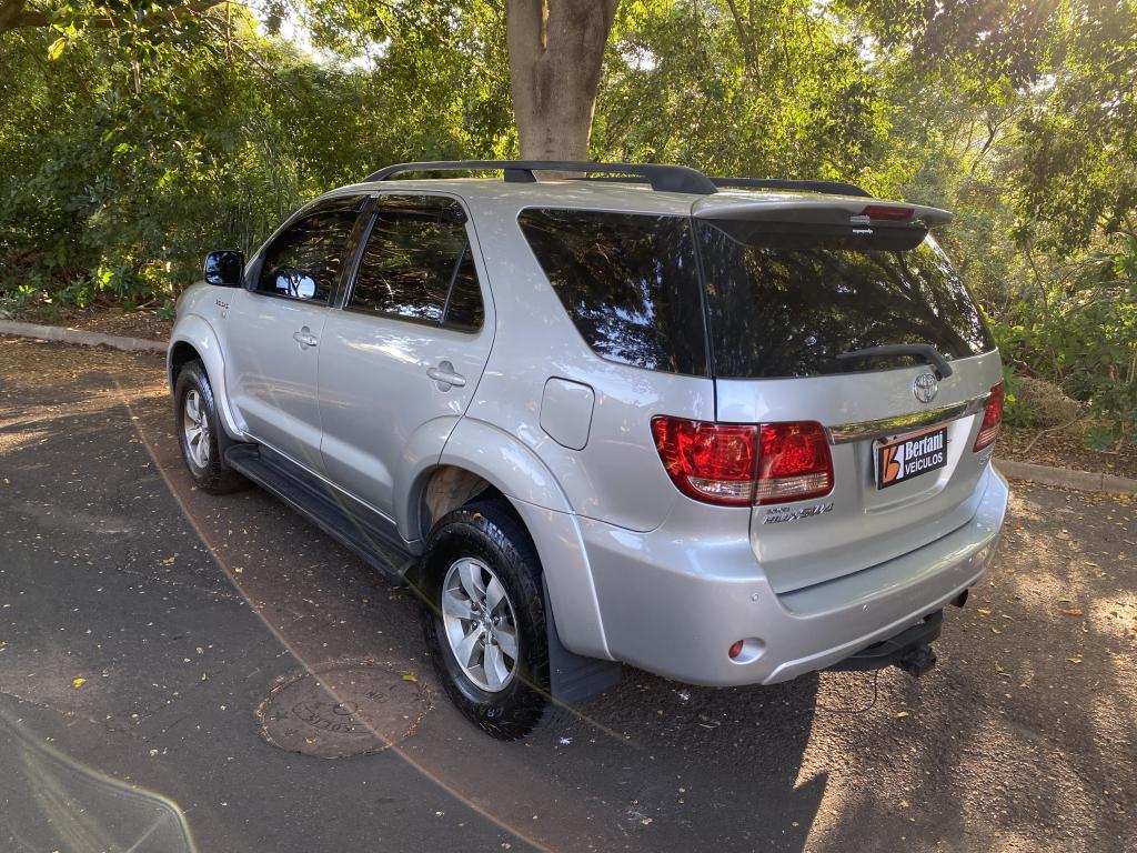 TOYOTA Hilux SW4 - Foto