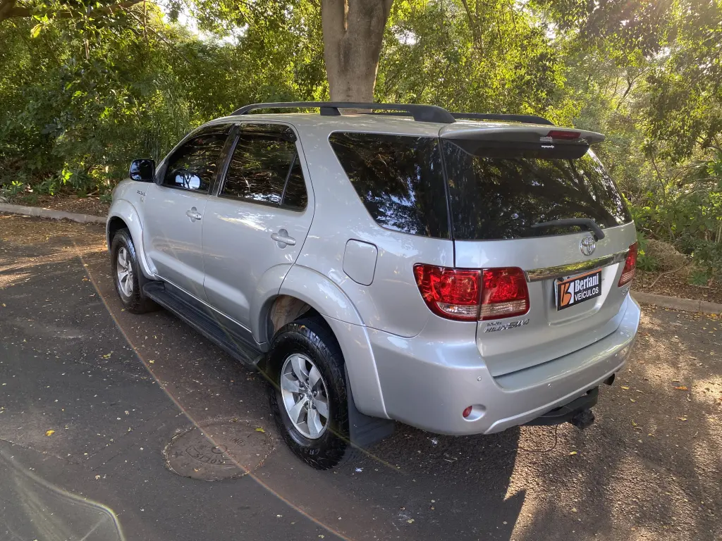 TOYOTA Hilux SW4 - Foto