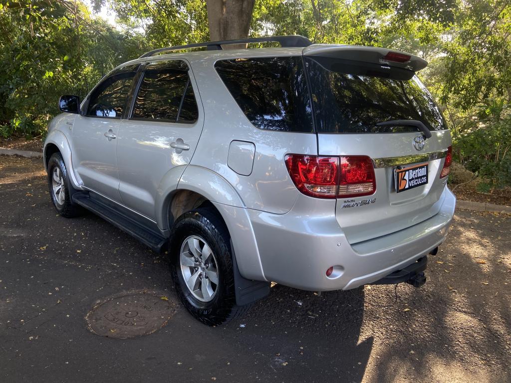 TOYOTA Hilux SW4 - Foto