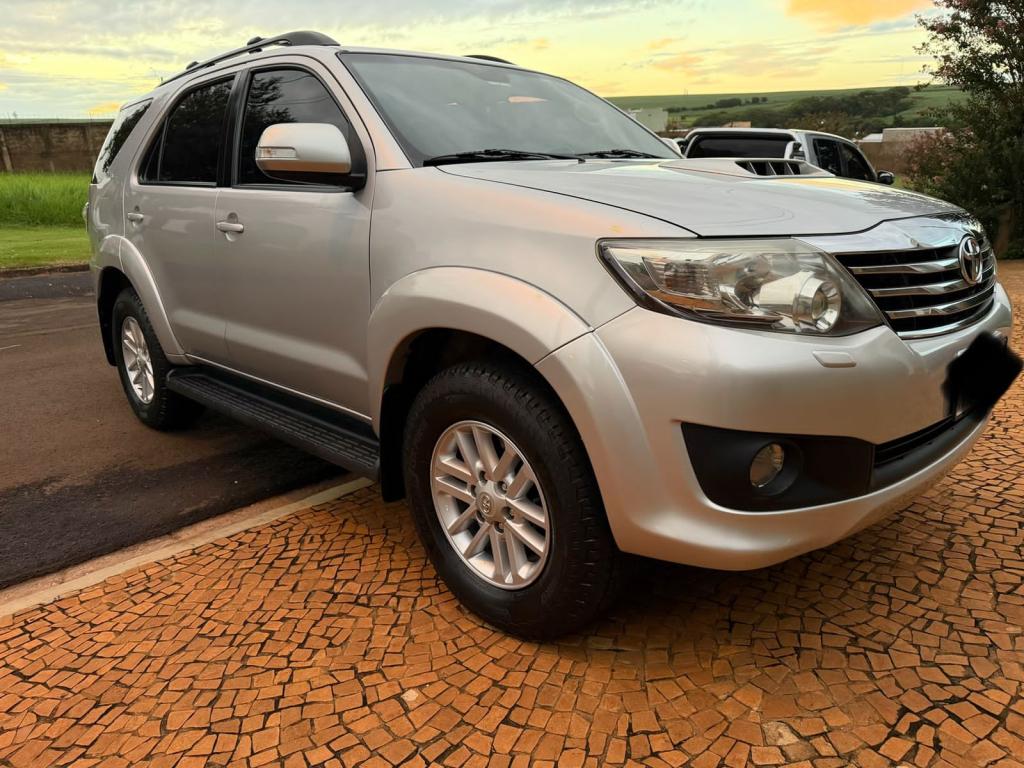 TOYOTA Hilux SW4 - Foto