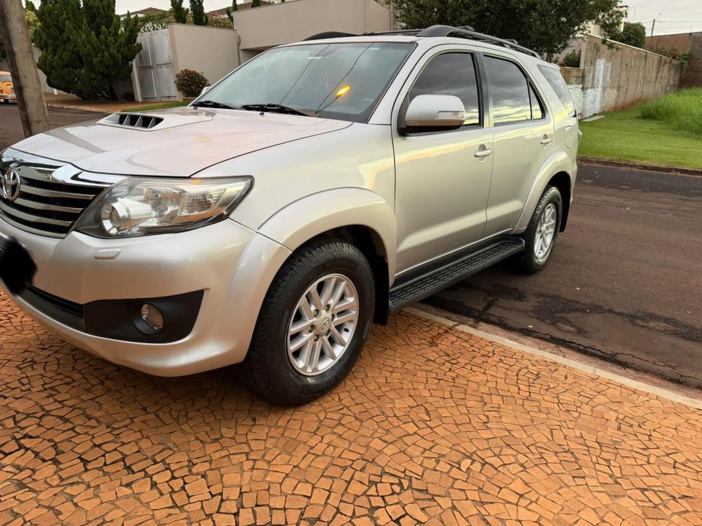 TOYOTA Hilux SW4 - Foto