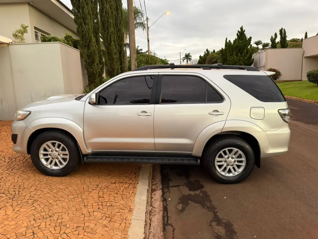 TOYOTA Hilux SW4 - Foto