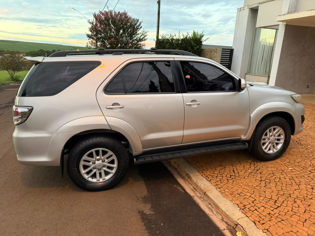 TOYOTA Hilux SW4 - Foto