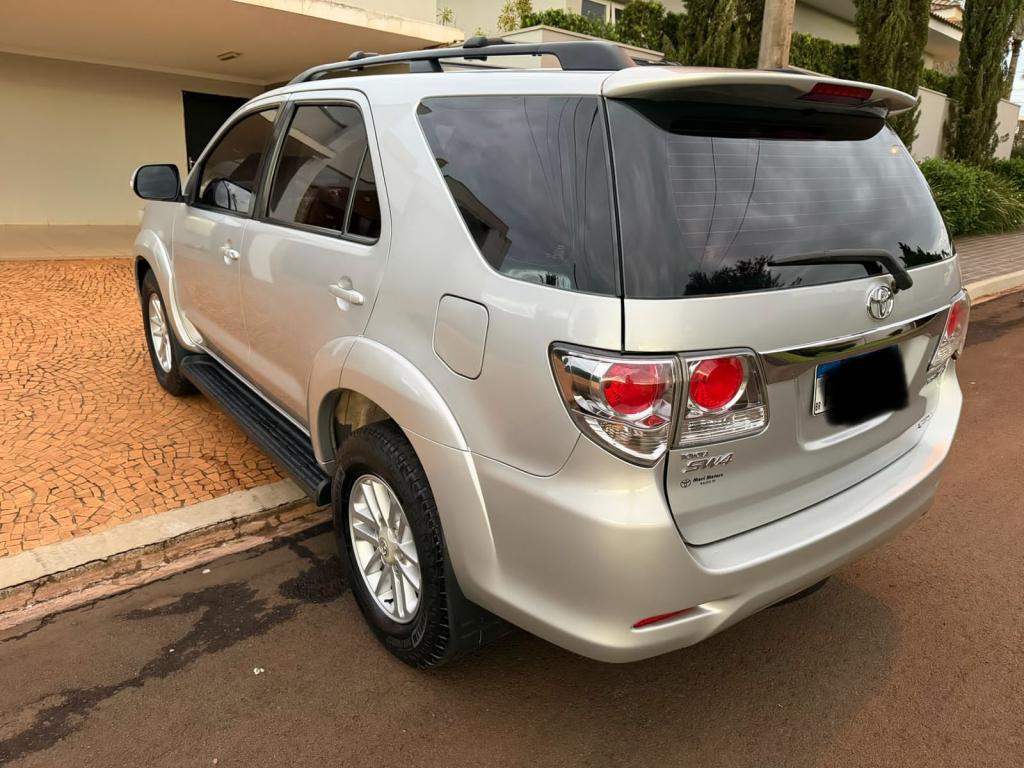 TOYOTA Hilux SW4 - Foto