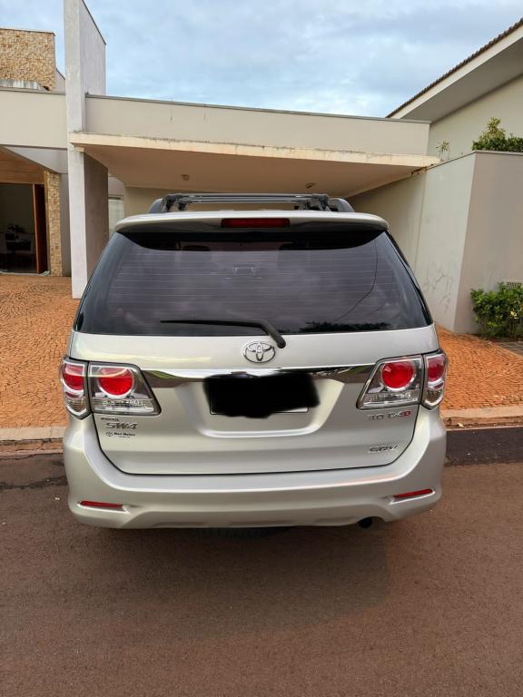 TOYOTA Hilux SW4 - Foto