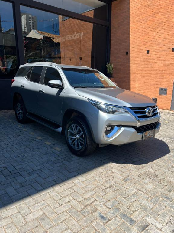 TOYOTA Hilux SW4 - Foto