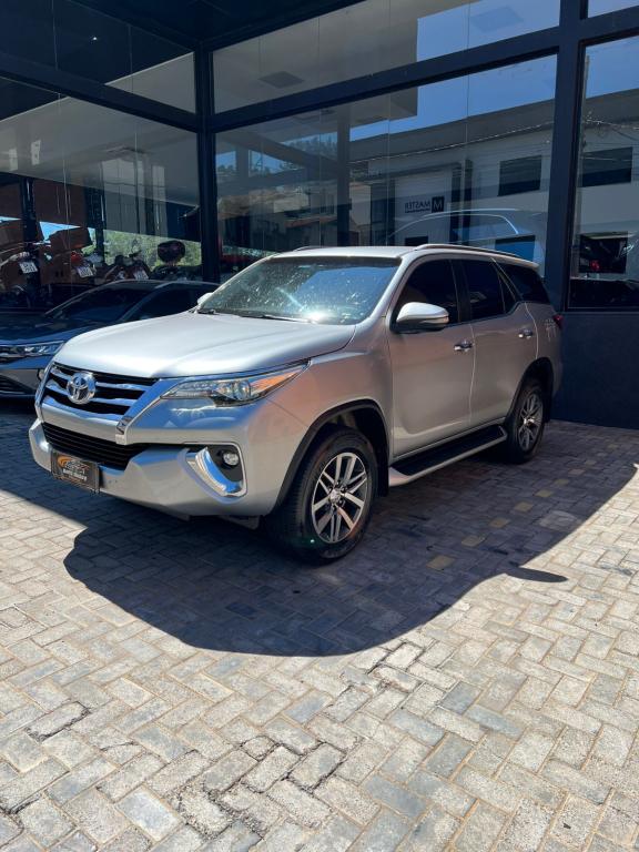 TOYOTA Hilux SW4 - Foto