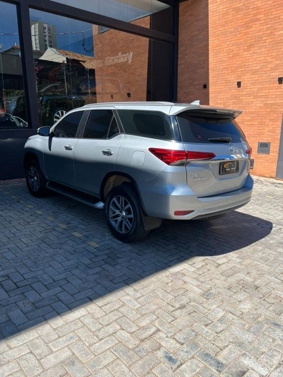 TOYOTA Hilux SW4 - Foto
