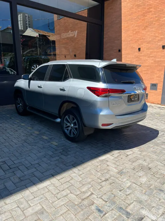 TOYOTA Hilux SW4 - Foto
