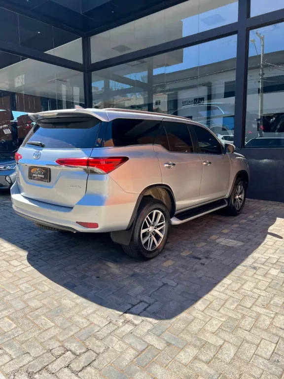 TOYOTA Hilux SW4 - Foto