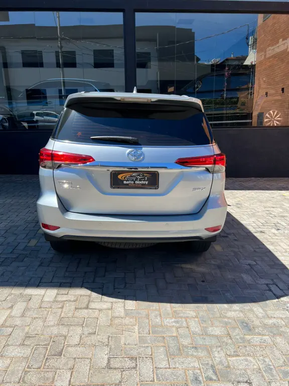 TOYOTA Hilux SW4 - Foto