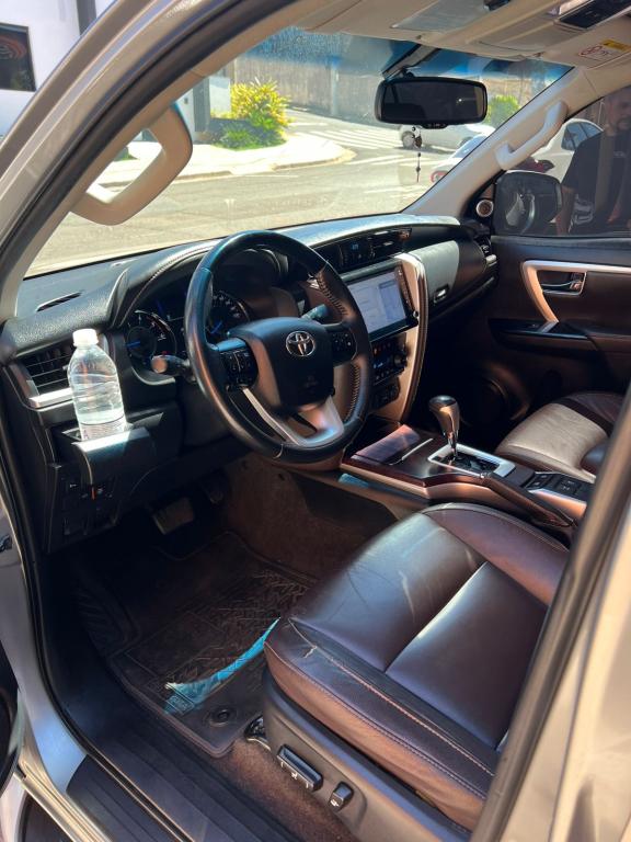 TOYOTA Hilux SW4 - Foto