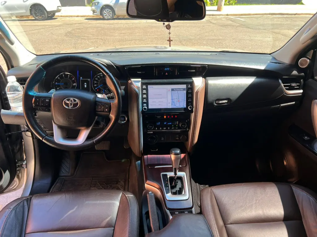TOYOTA Hilux SW4 - Foto