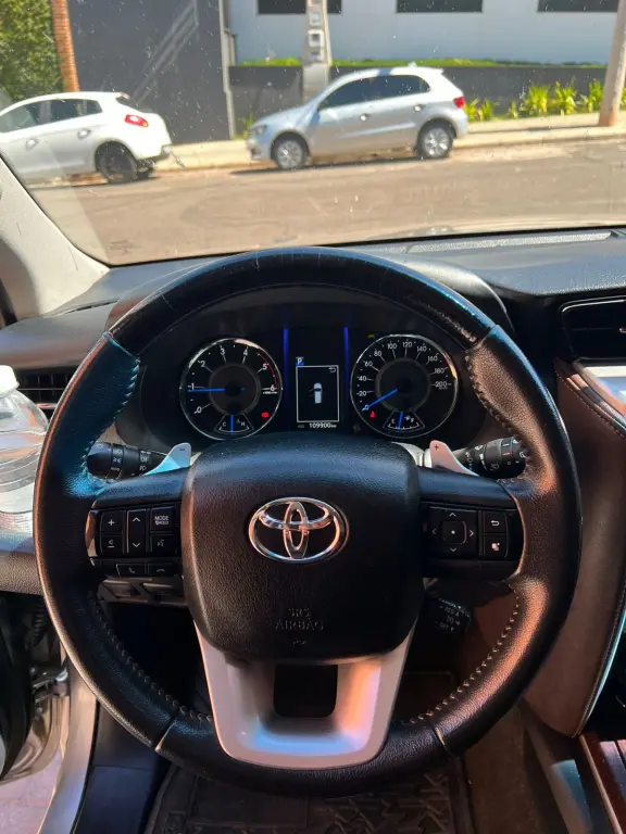 TOYOTA Hilux SW4 - Foto