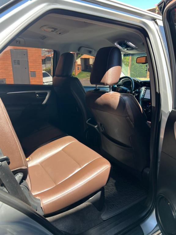 TOYOTA Hilux SW4 - Foto