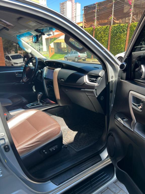 TOYOTA Hilux SW4 - Foto