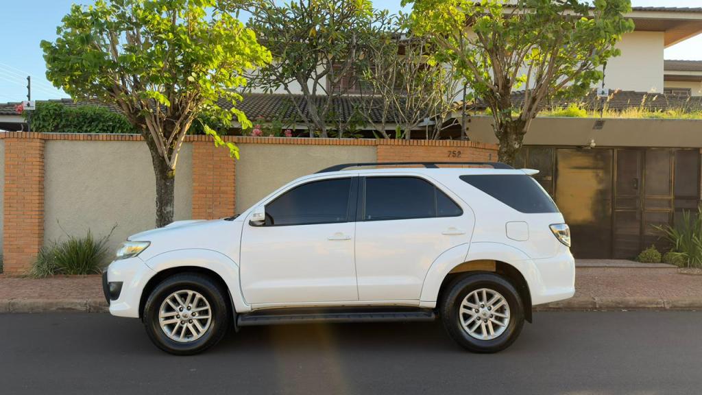 TOYOTA Hilux SW4 - Foto