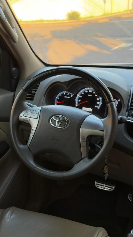 TOYOTA Hilux SW4 - Foto