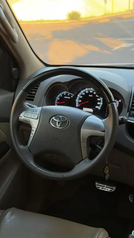 TOYOTA Hilux SW4 - Foto