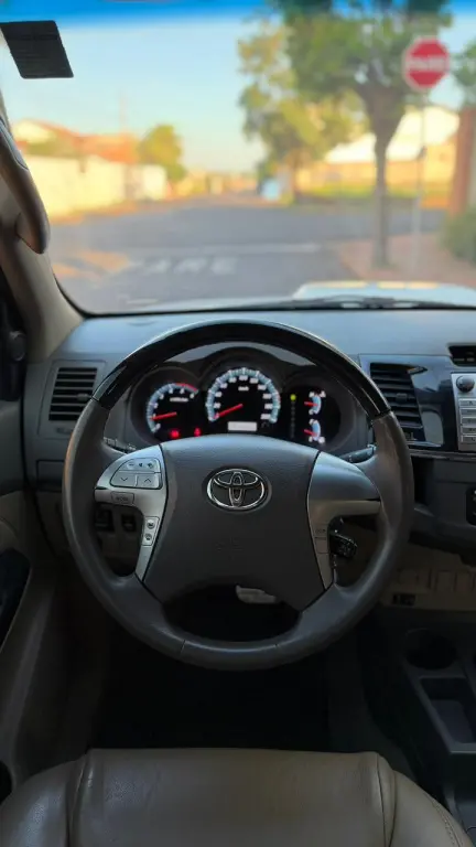 TOYOTA Hilux SW4 - Foto