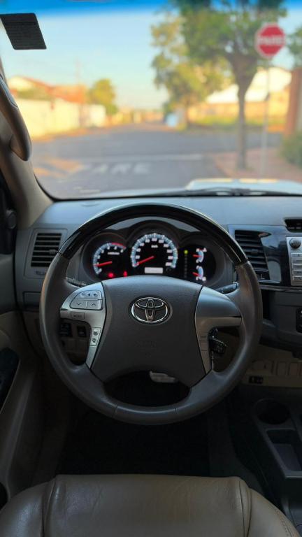 TOYOTA Hilux SW4 - Foto