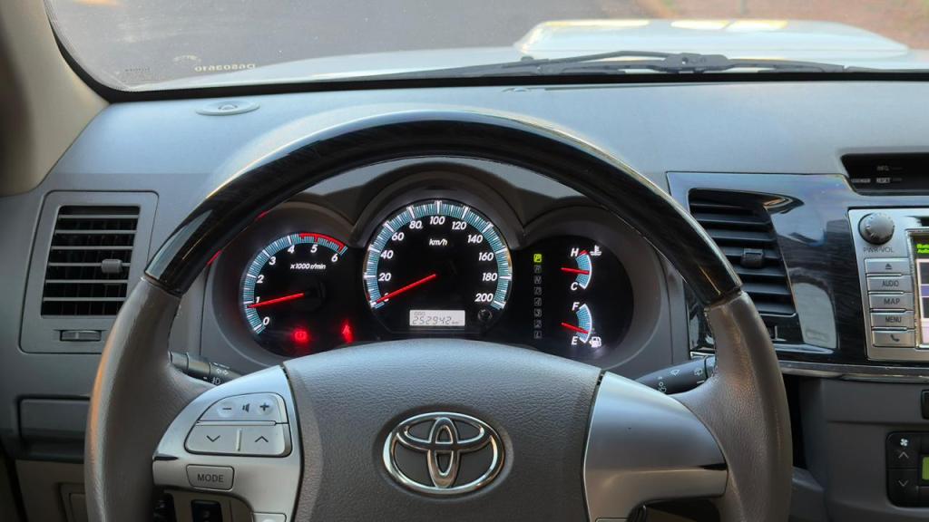 TOYOTA Hilux SW4 - Foto