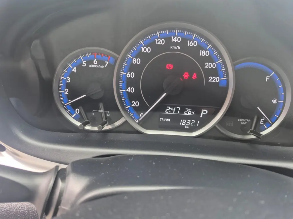 TOYOTA Yaris Sedan - Foto